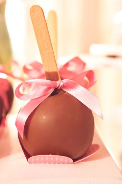Maças cobertas com chocolate.