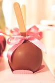Maças cobertas com chocolate.